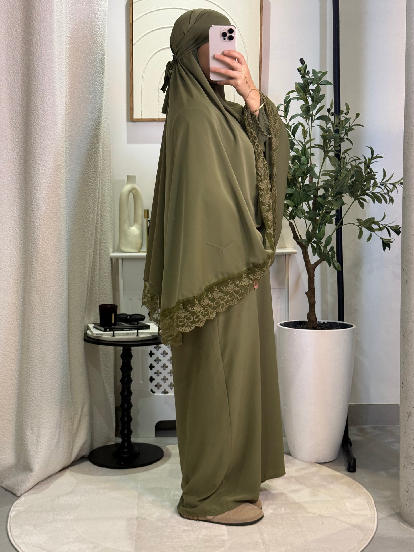 Ensemble Malaysia vert olive