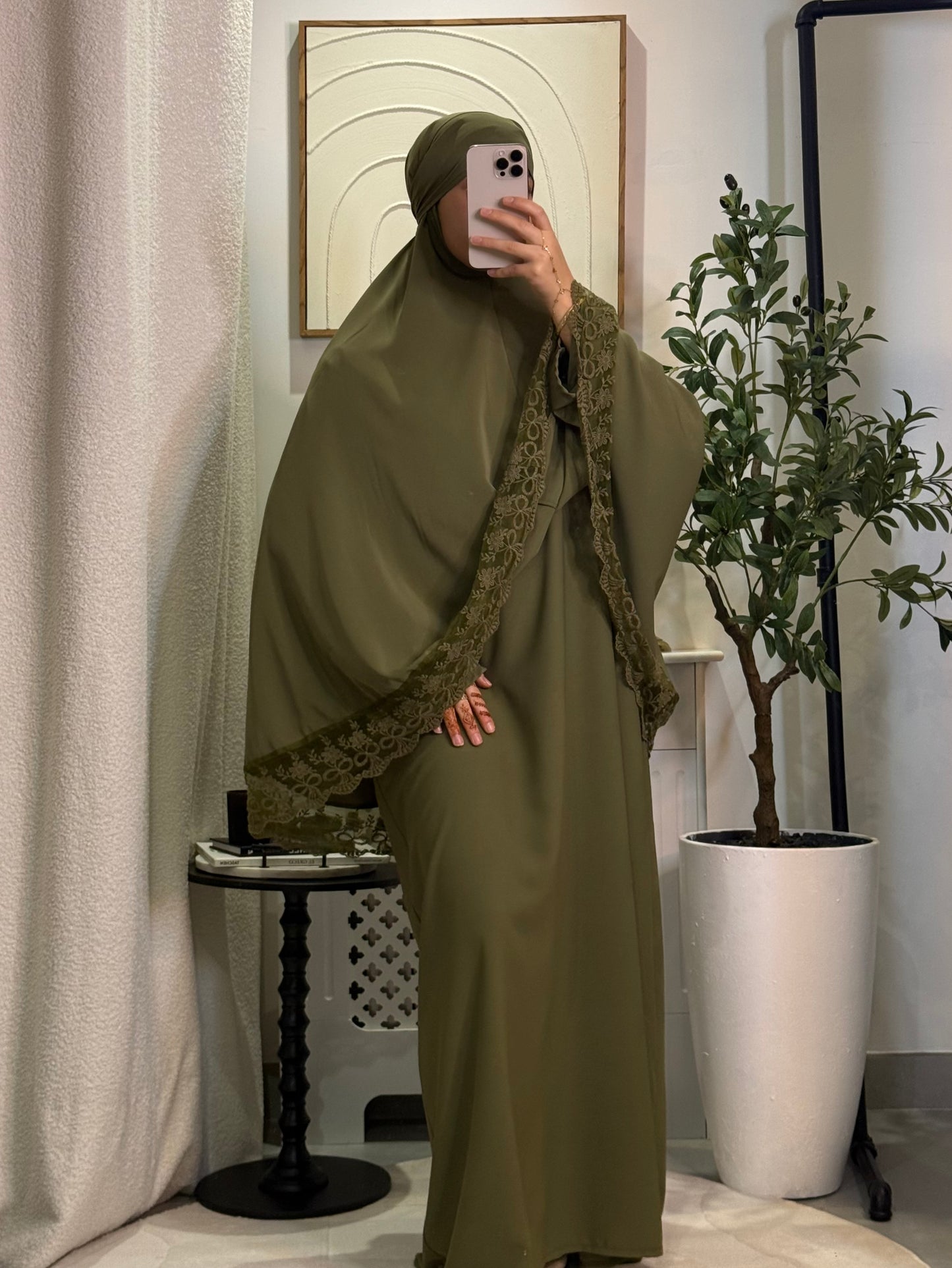 Ensemble Malaysia vert olive