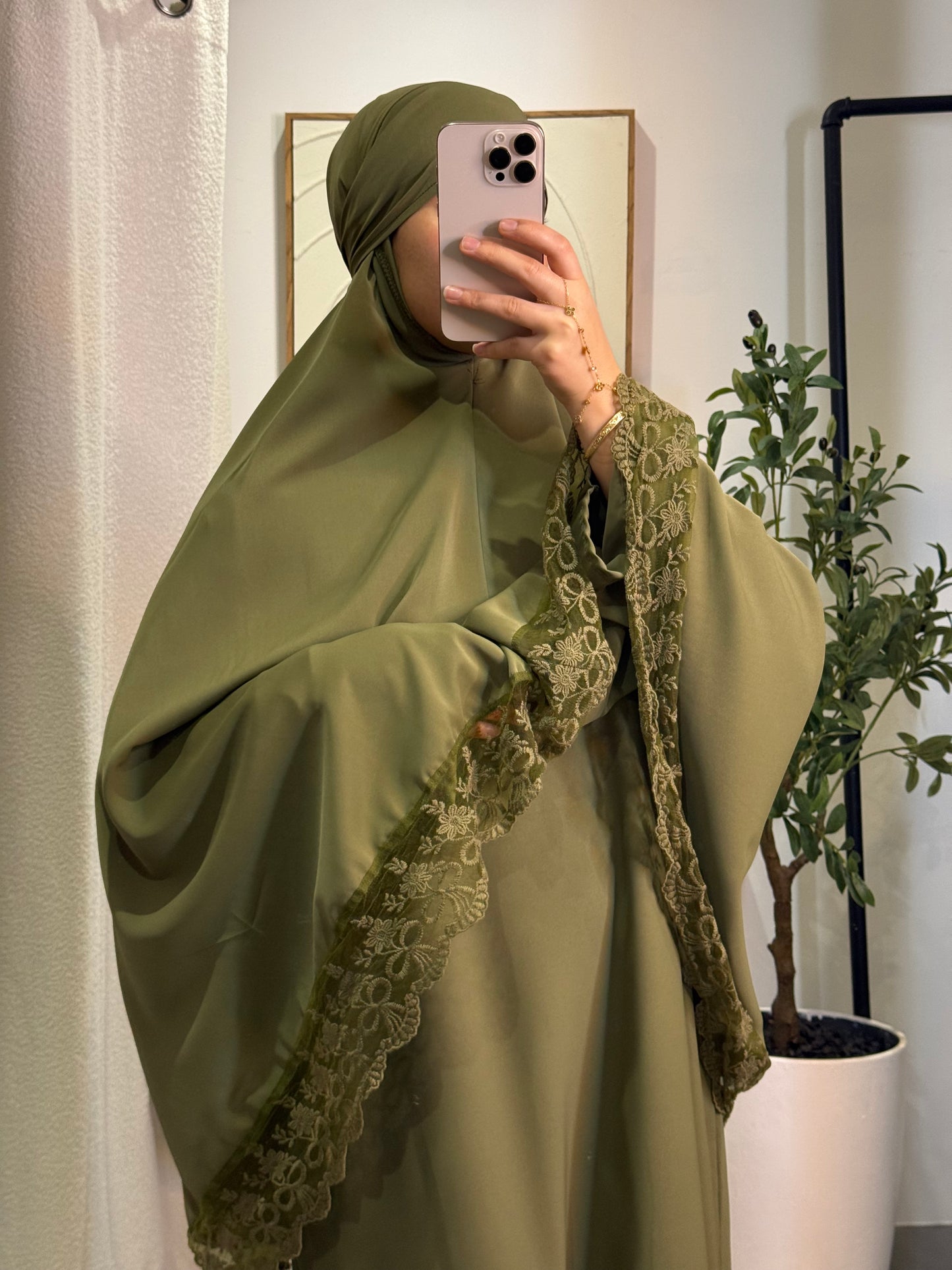 Ensemble Malaysia vert olive