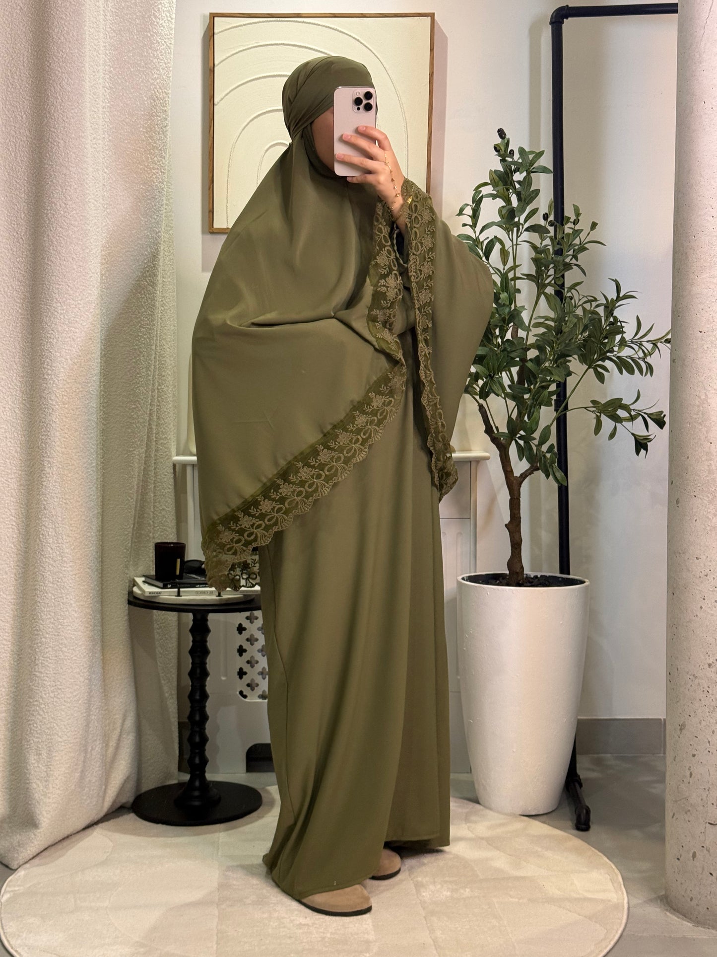 Ensemble Malaysia vert olive